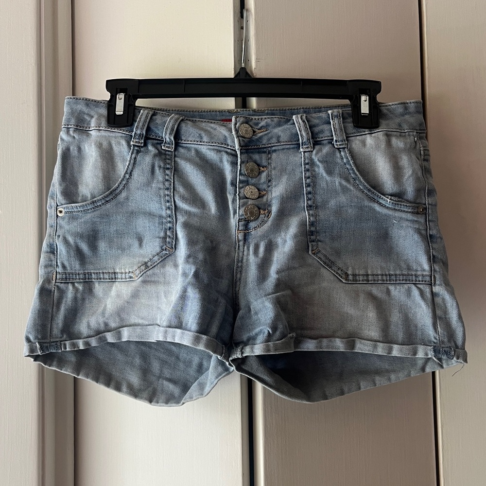 GUESS. W29 Light Wash Denim Shorts